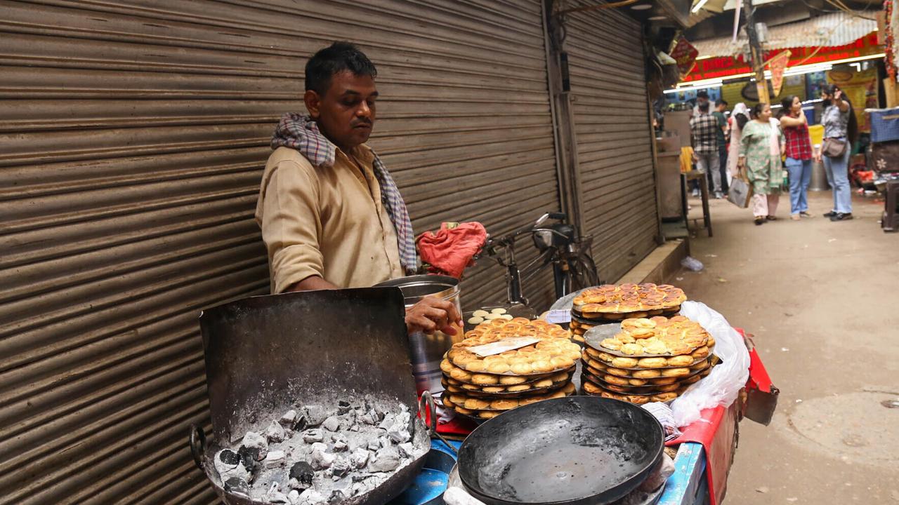 Man cooking street food in India